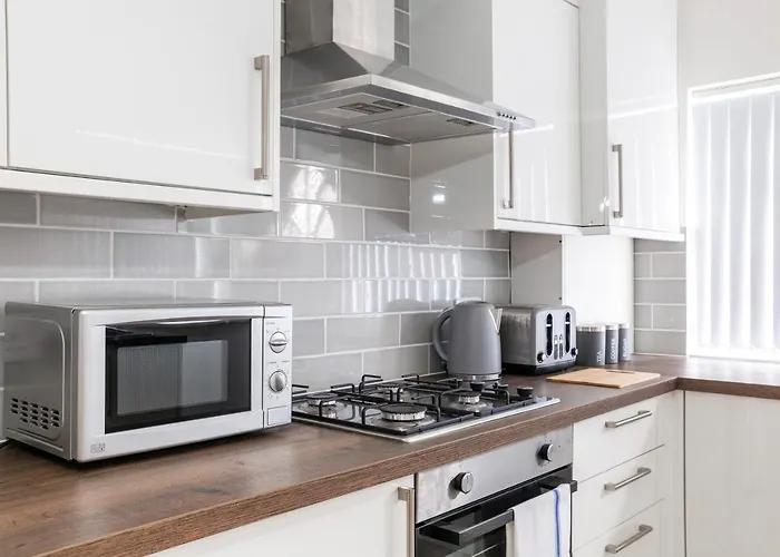 4 Bedroom House, 5 Double Beds And Free Parking.