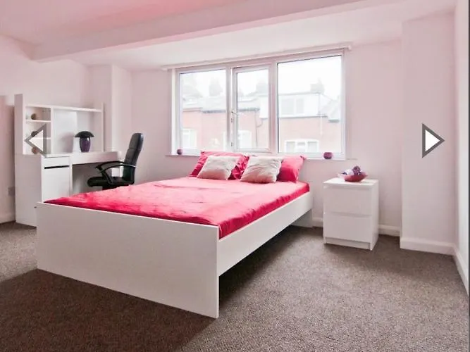 Budget Double Room Close To Leeds University And City Centre
