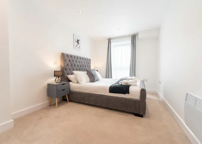 New 2-Bedroom 2 Bath Apartment In Leeds City Centre Close To All Attractions