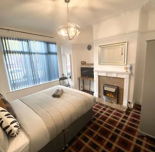 Leeds Super Spacious, 4 Bedroom Property City Centre