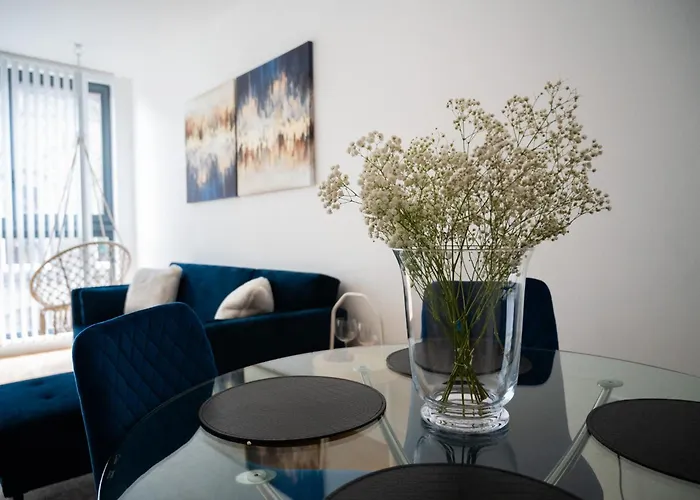 Modern City Centre Two Bedroom Suite & Netflix & Wifi