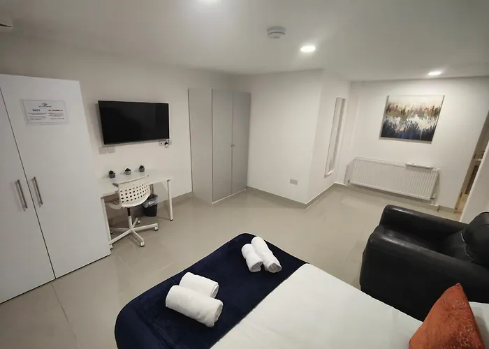 Leeds 3 Bed En-Suites Apartment Retreat- Sleeps 9