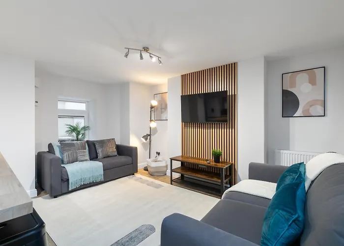 Luxury Lower-Level One Bed Apt