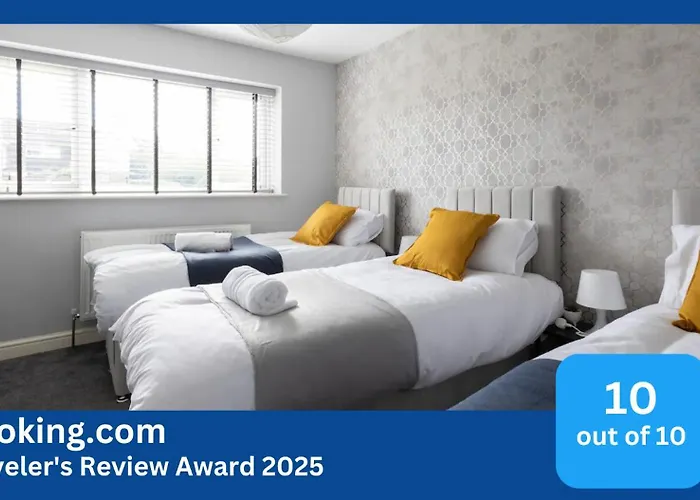 Spacious 5 Bed Town House, Sleeps 12, Near City,Free Parking, Pets Ok