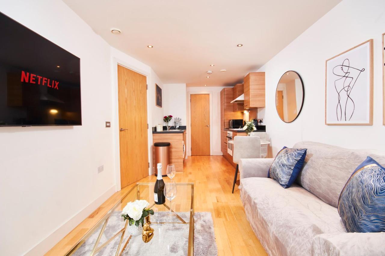 Deluxe City Centre Apt Balcony View& Free Parking! Apartment