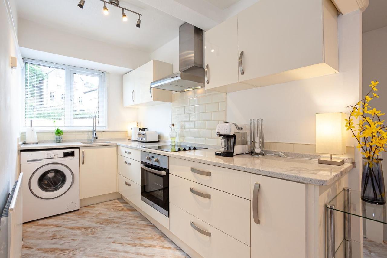 Cosy 2 Bed - Close To Centre Apartment *