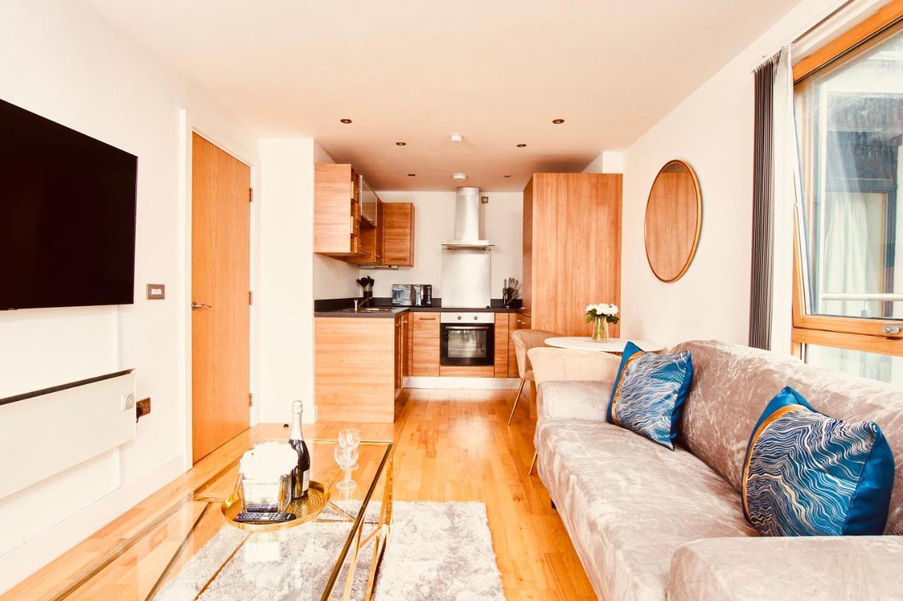 Apartment Deluxe Centre Free Parking River View Balcony Leeds (West Yorkshire)