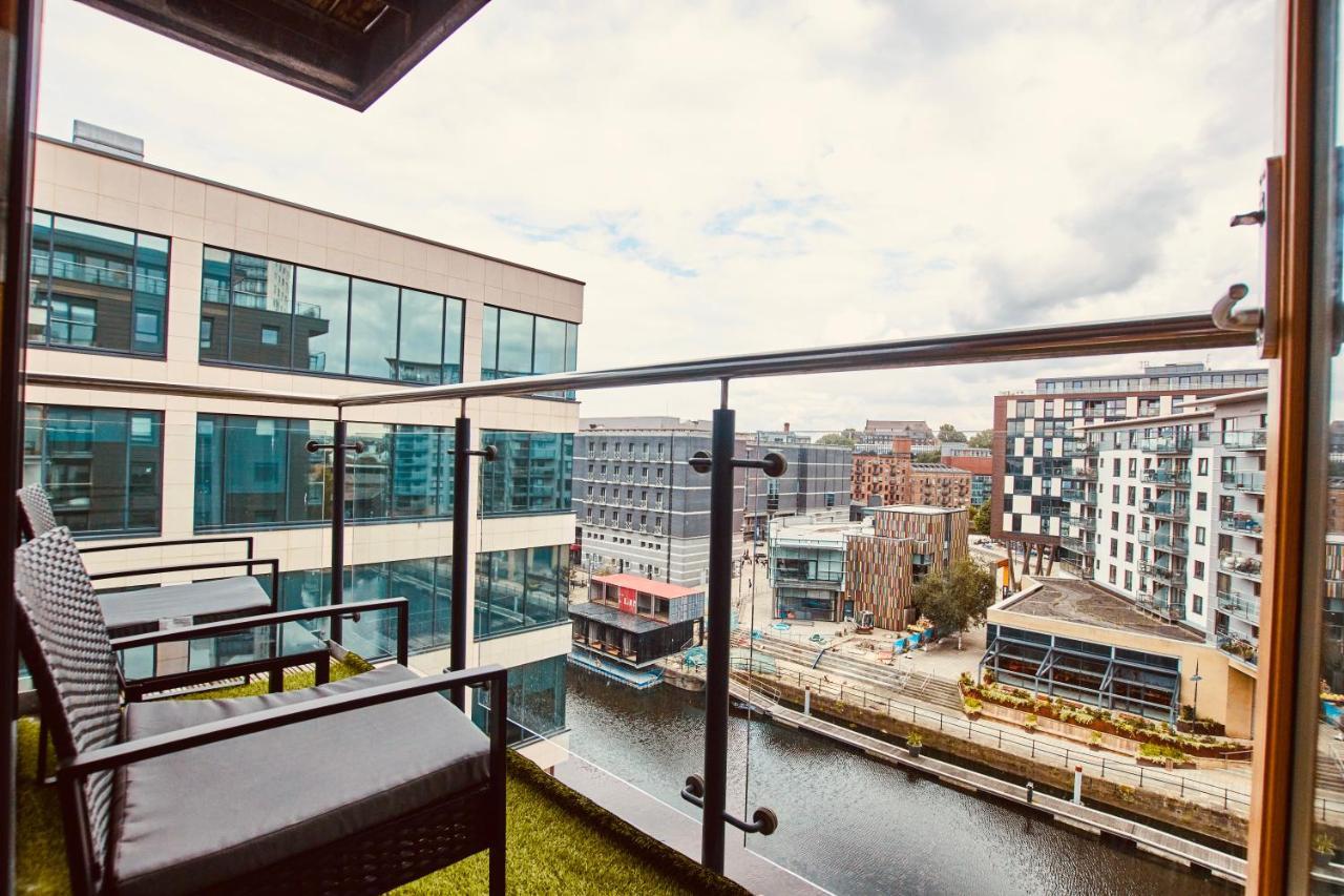 Deluxe Centre Free Parking River View Balcony Leeds (West Yorkshire)
