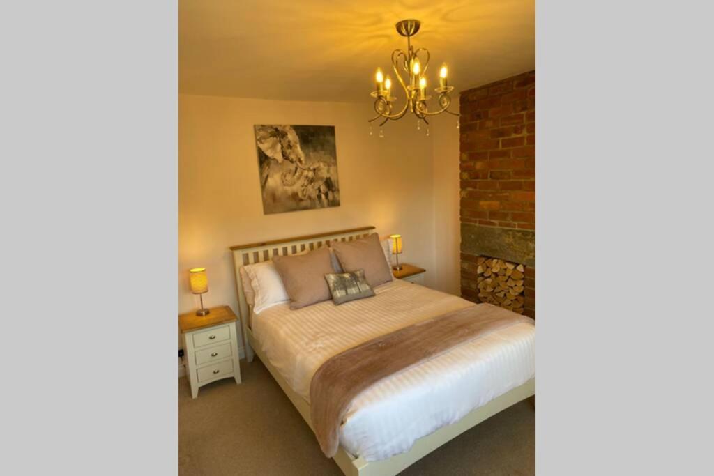 Coach House, 5.8 Acres With Hot Tub And Lake Holiday home