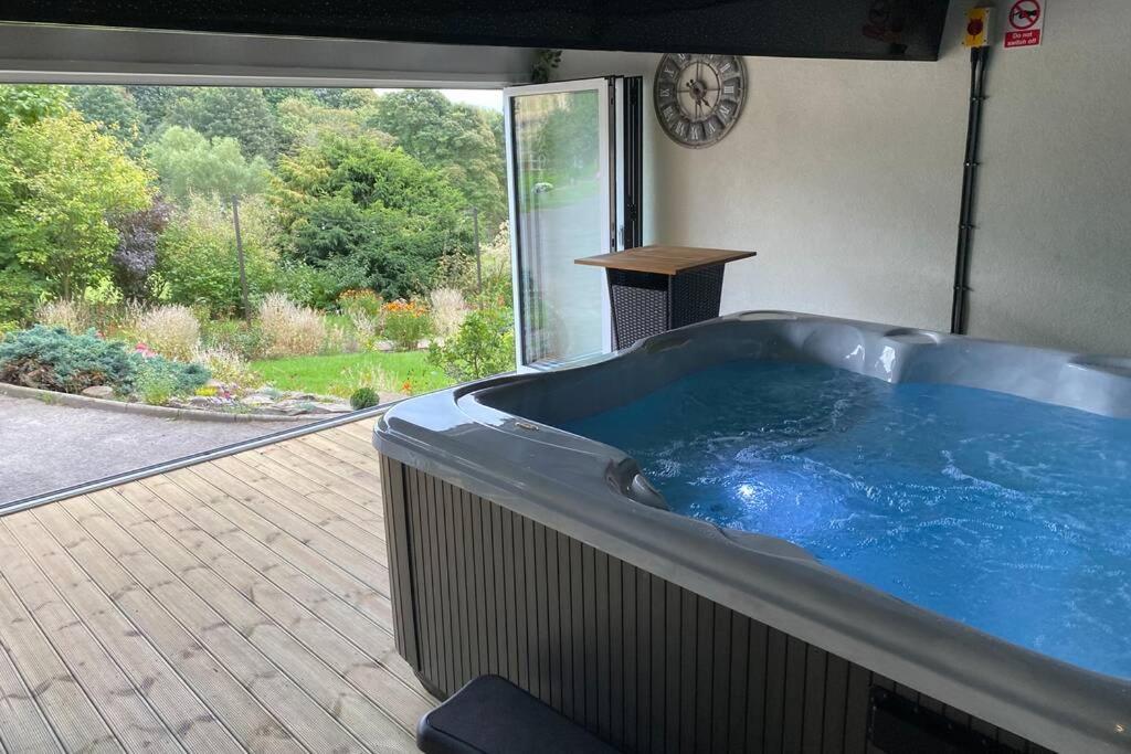 Coach House, 5.8 Acres With Hot Tub And Lake Leeds (West Yorkshire)