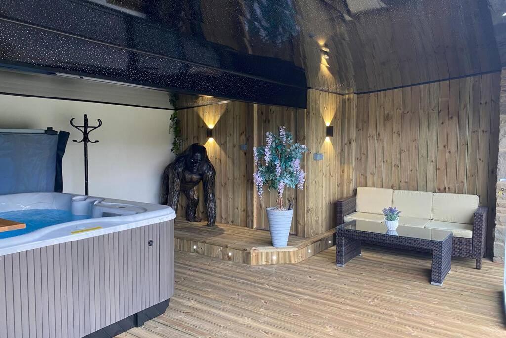 Coach House, 5.8 Acres With Hot Tub And Lake * Leeds (West Yorkshire)