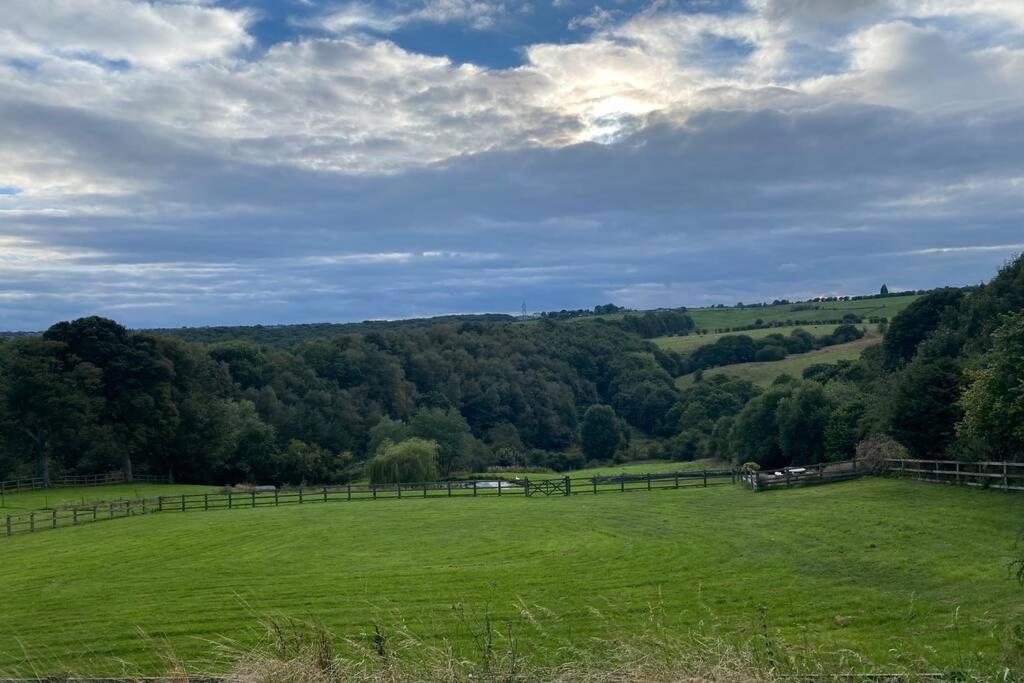 Coach House, 5.8 Acres With Hot Tub And Lake * Leeds (West Yorkshire)