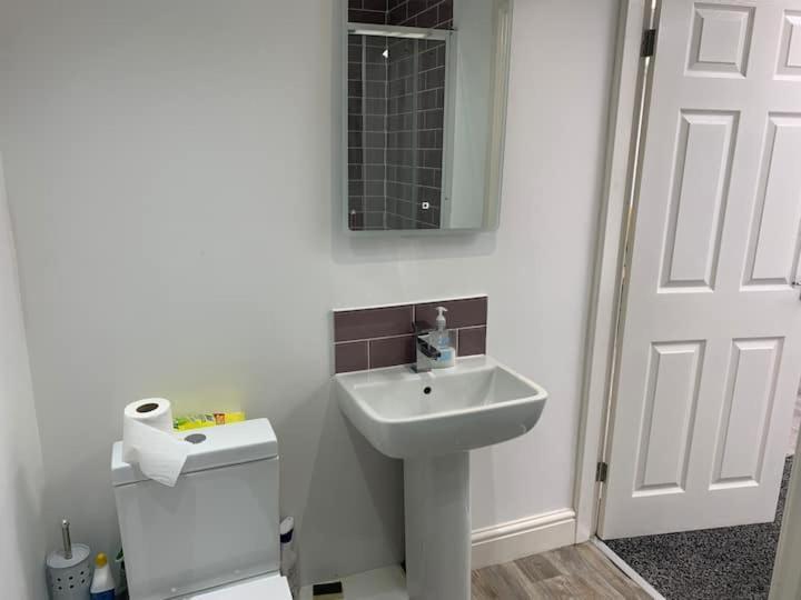 Huge Close To Centre With Free Secure Parking Apartment *