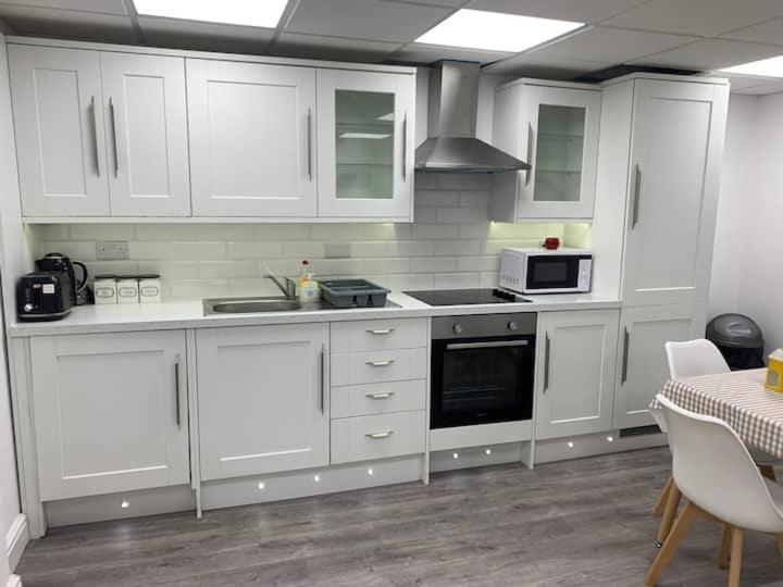 Apartment Huge Close To Centre With Free Secure Parking *