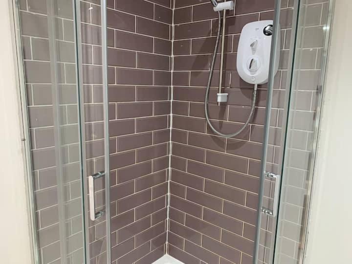 Huge Close To Centre With Free Secure Parking Apartment *