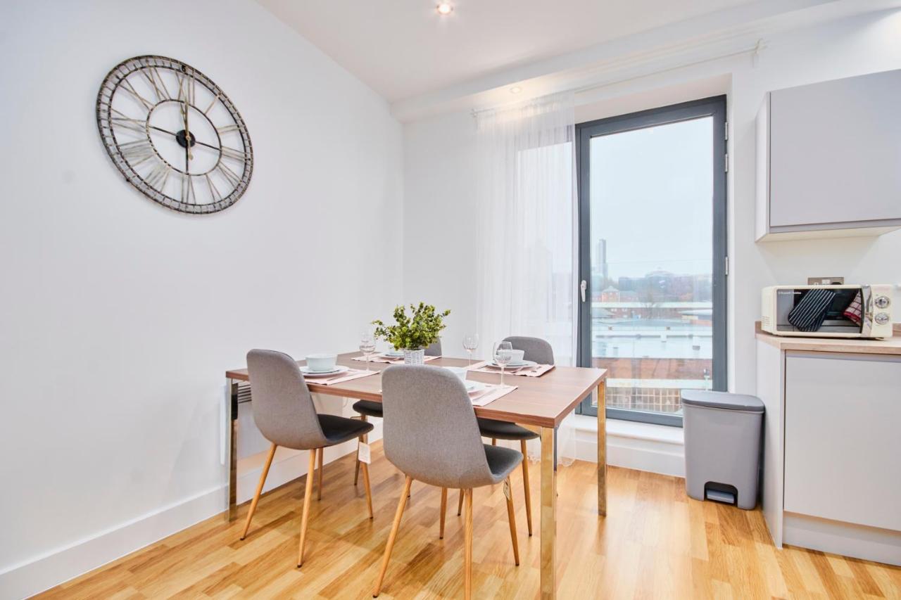 Large Duplex Penthouse - Parking Leeds (West Yorkshire)