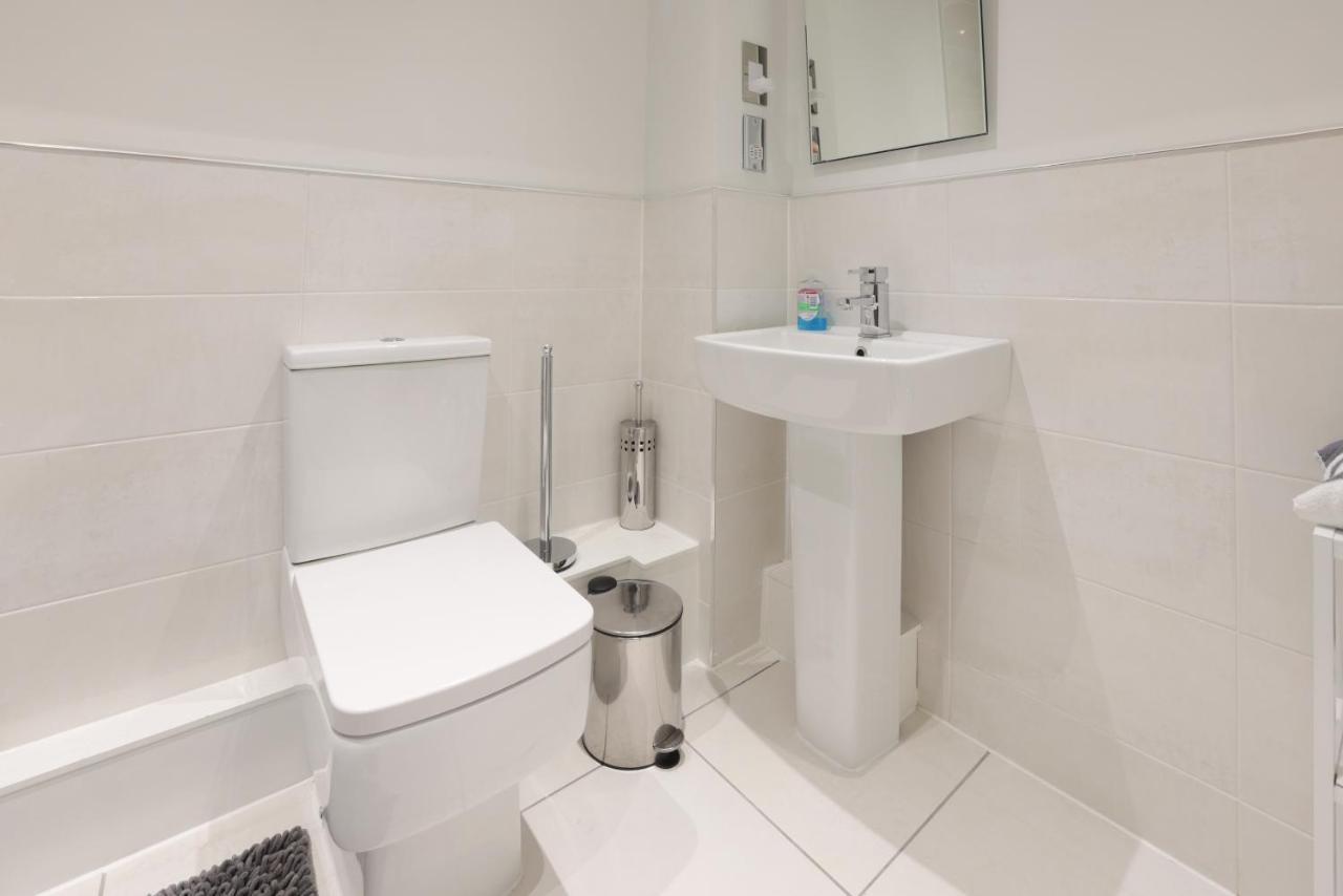 Southbank Leeds Apartment. New! With Free Parking
