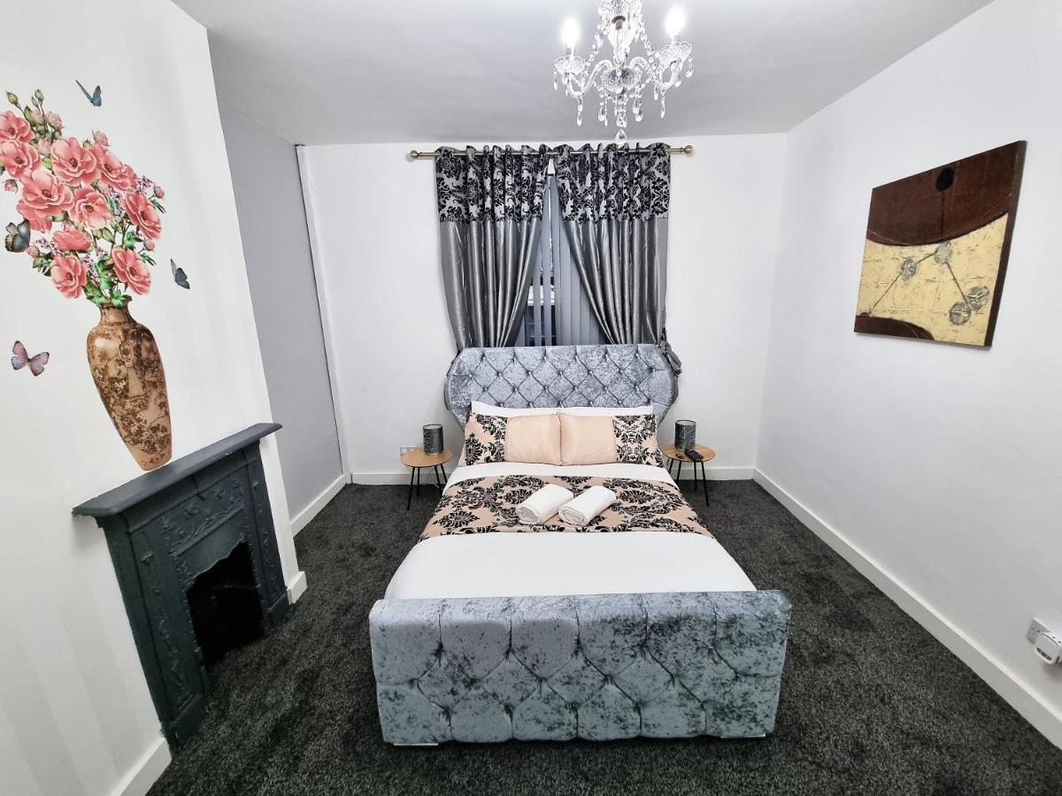 Holiday home *11br* Setup For Your Amazing Relaxed + Free Parking + Free Fast Wifi * Leeds (West Yorkshire)