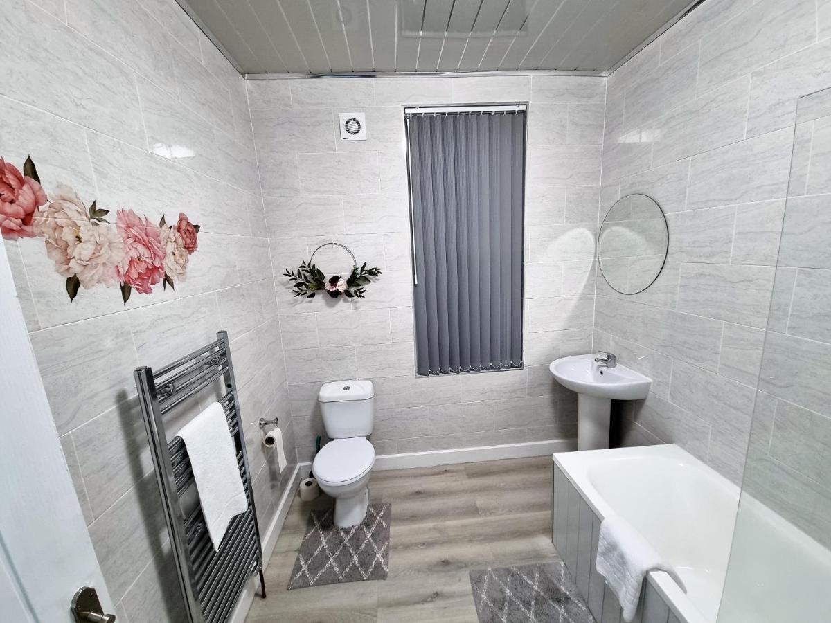 Holiday home *11br* Setup For Your Amazing Relaxed + Free Parking + Free Fast Wifi * *