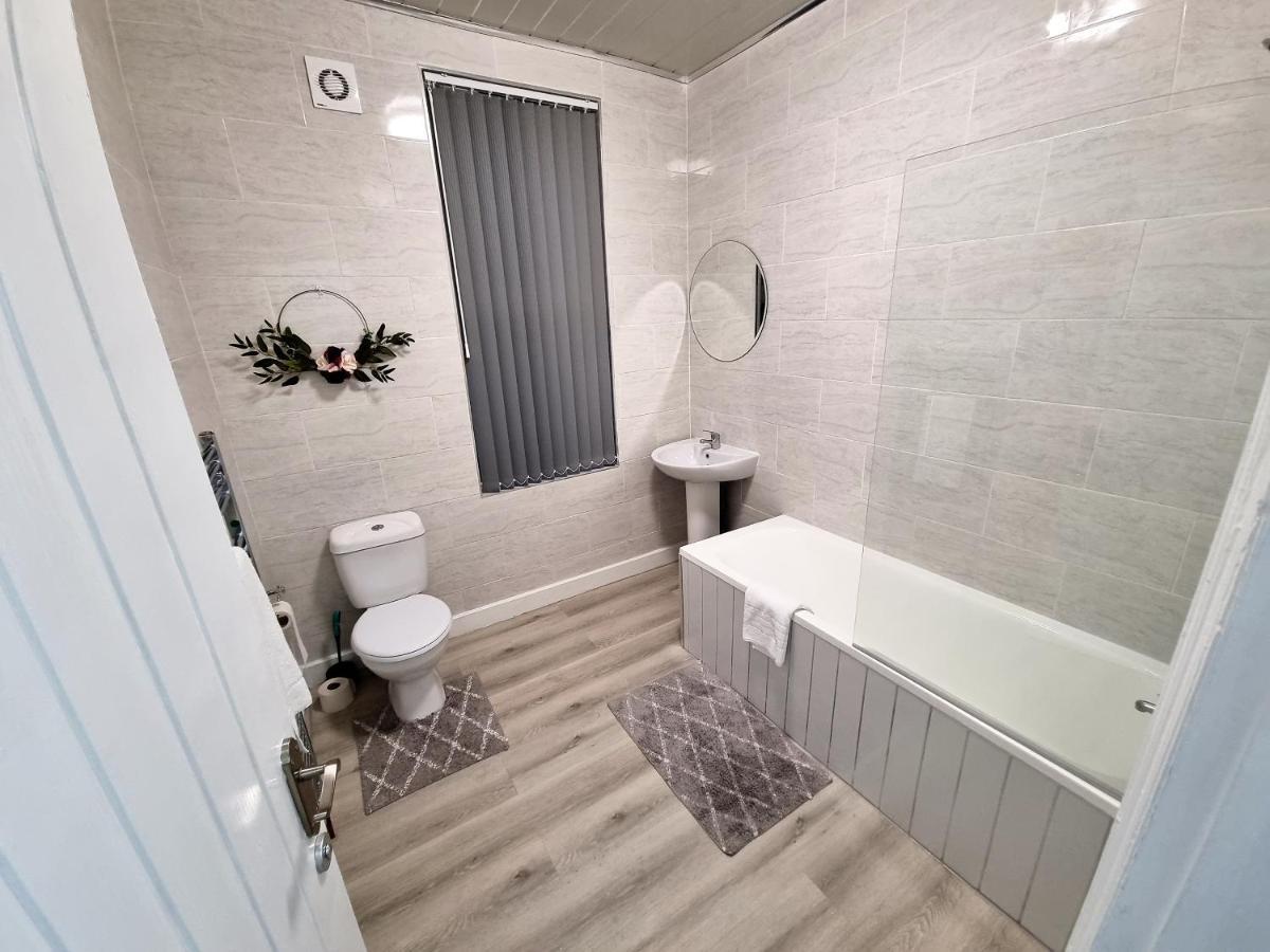 Holiday home *11br* Setup For Your Amazing Relaxed + Free Parking + Free Fast Wifi * *