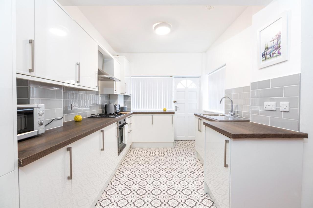 4 Bedroom House, 5 Double Beds And Free Parking. Holiday home Leeds (West Yorkshire)