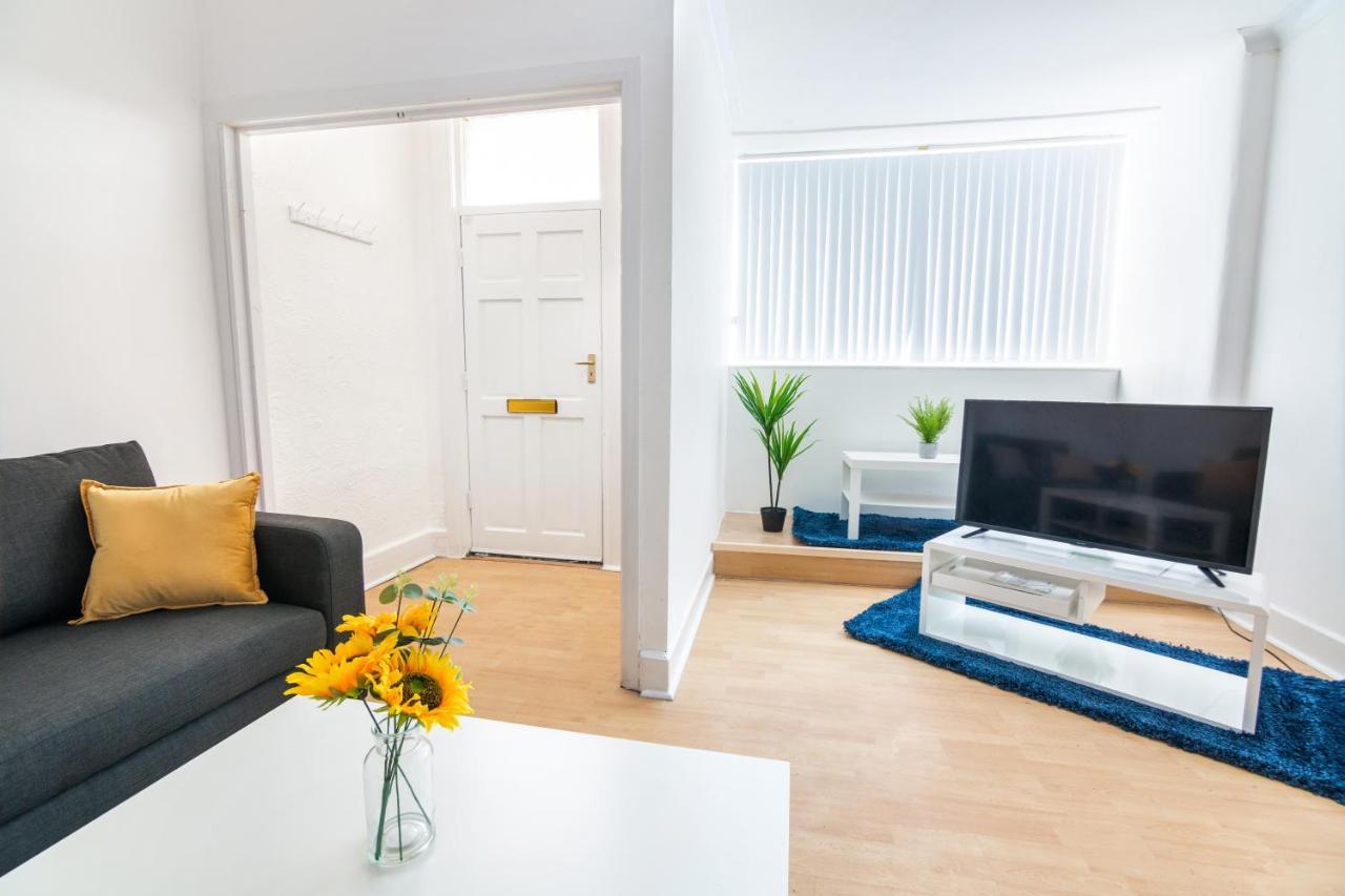 4 Bedroom House, 5 Double Beds And Free Parking. Leeds (West Yorkshire)