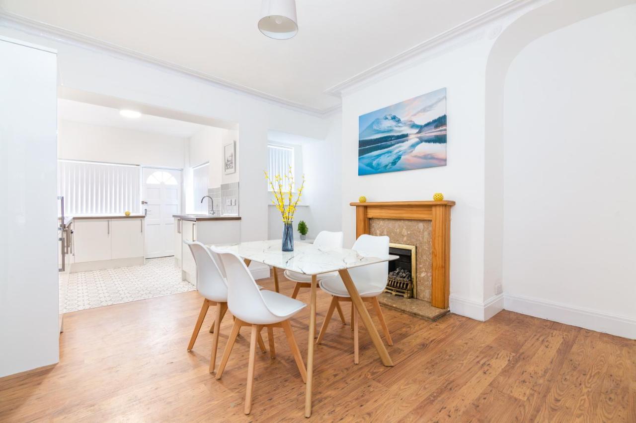 4 Bedroom House, 5 Double Beds And Free Parking. Holiday home *