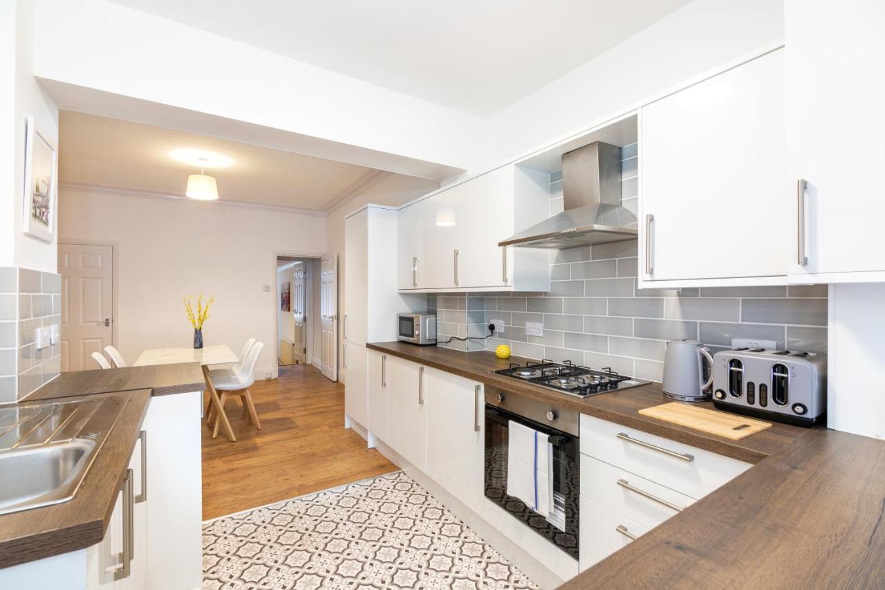 4 Bedroom House, 5 Double Beds And Free Parking. Holiday home *