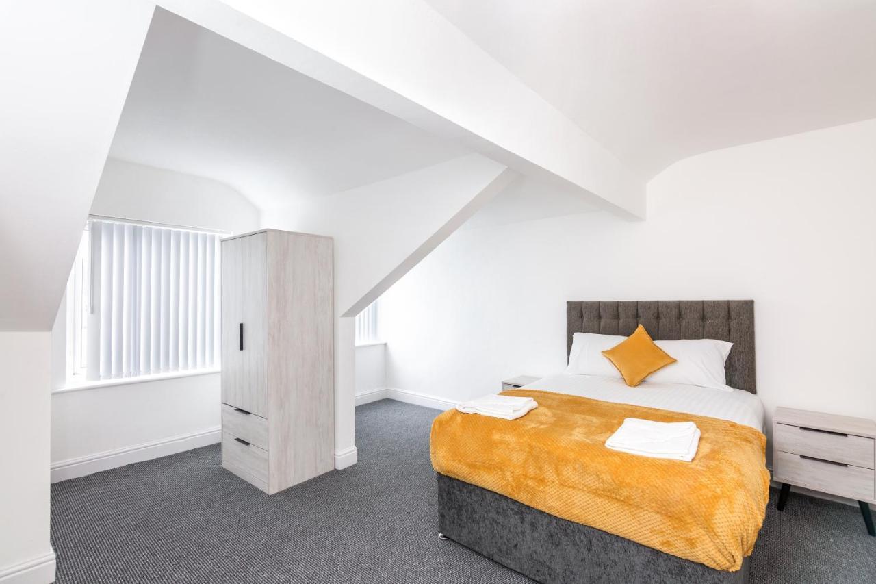 4 Bedroom House, 5 Double Beds And Free Parking. Holiday home
