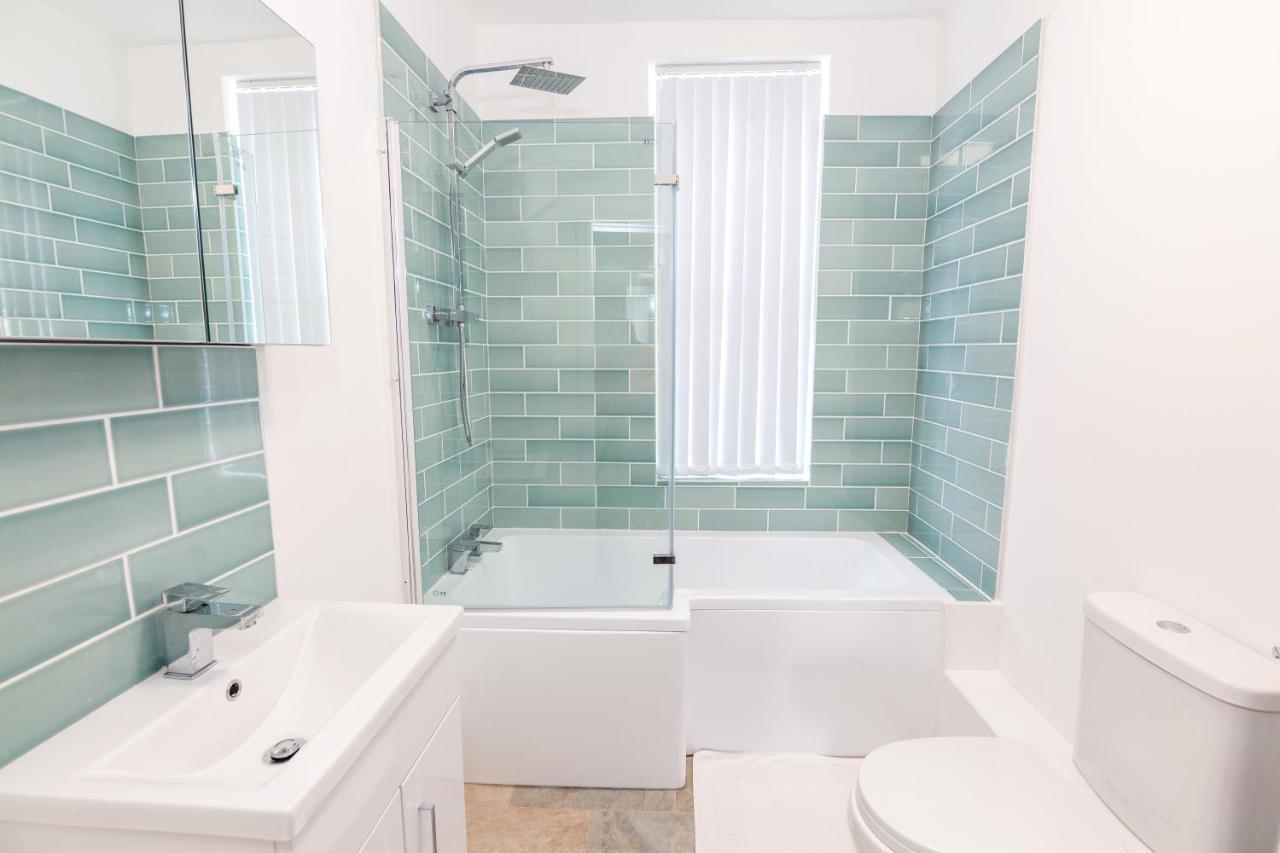 4 Bedroom House, 5 Double Beds And Free Parking. * Leeds (West Yorkshire)