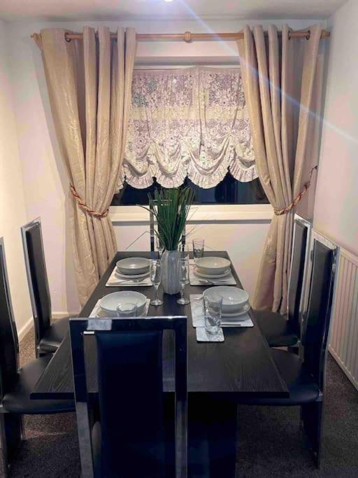 Holiday home Princess 3 Bedroom House + Offstreet Parking +wifi Leeds (West Yorkshire)