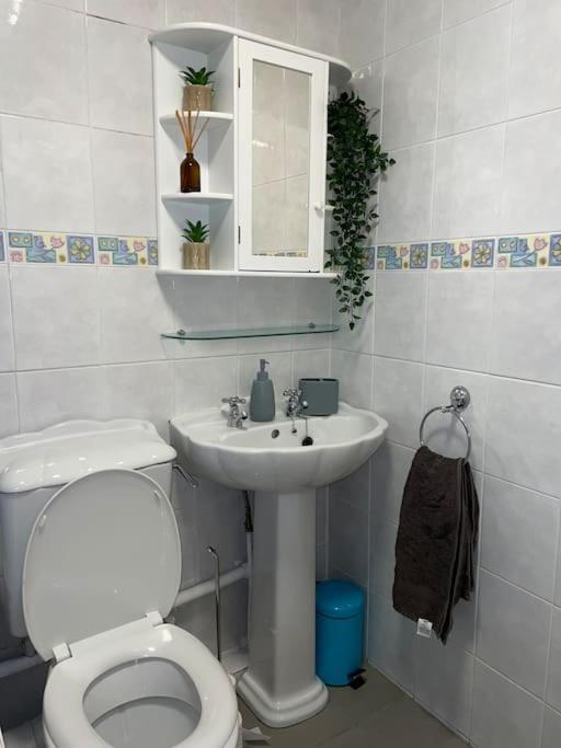 Princess 3 Bedroom House + Offstreet Parking +wifi * Leeds (West Yorkshire)