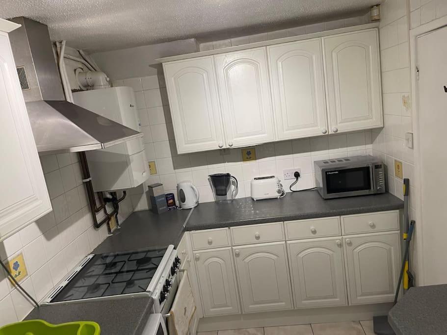 Princess 3 Bedroom House + Offstreet Parking +wifi Holiday home Leeds (West Yorkshire)