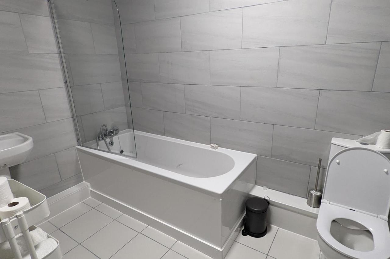 Apartment 2, Oakwood