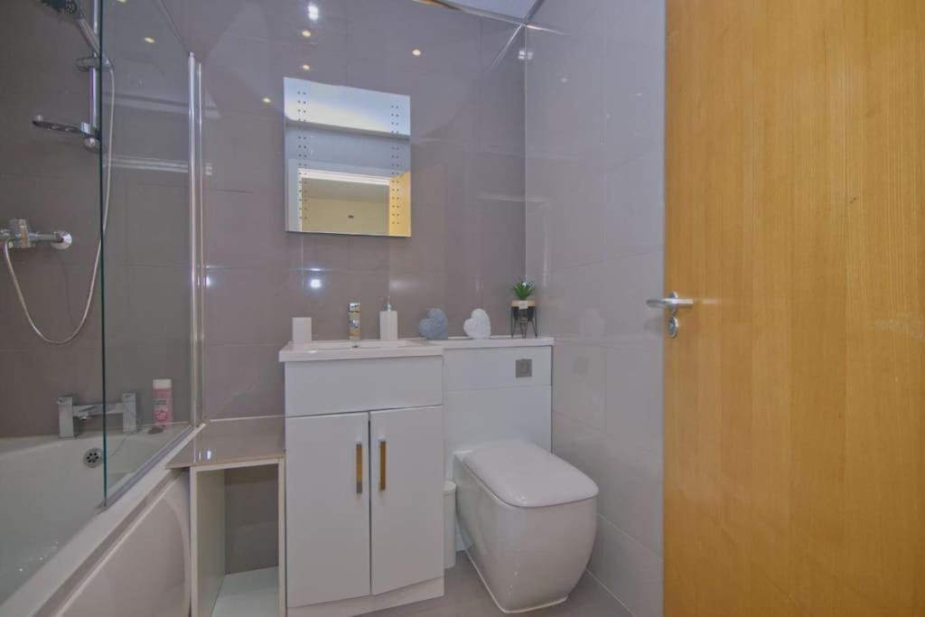 Alluring 2 Bedroom Centre Apartment- Self Check-in,balconied