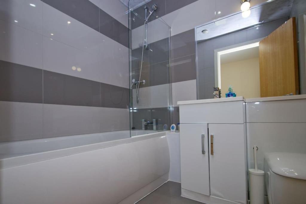 Alluring 2 Bedroom Centre Apartment- Self Check-in,balconied * Leeds (West Yorkshire)