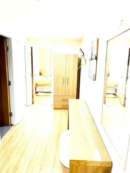 Alluring 2 Bedroom Centre Apartment- Self Check-in,balconied * Leeds (West Yorkshire)