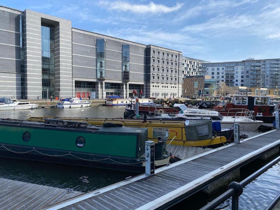 Cosy Narrowboat Benedict, Clarence Dock Leeds Leeds (West Yorkshire)