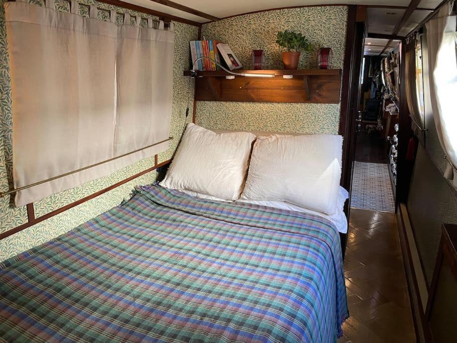 Cosy Narrowboat Benedict, Clarence Dock Leeds Botel Leeds (West Yorkshire)