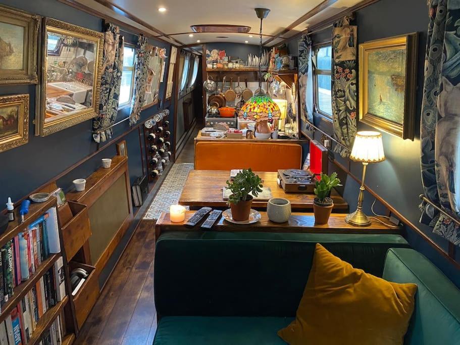 Cosy Narrowboat Benedict, Clarence Dock Leeds *