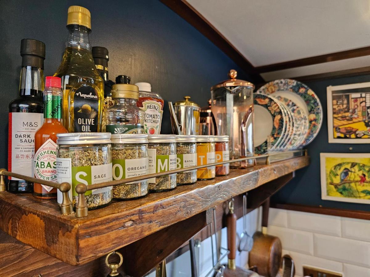 Cosy Narrowboat Benedict, Clarence Dock Leeds Botel Leeds (West Yorkshire)