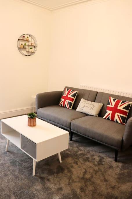 Charming 3 Bedroom Free Wifi & Parking * Leeds (West Yorkshire)