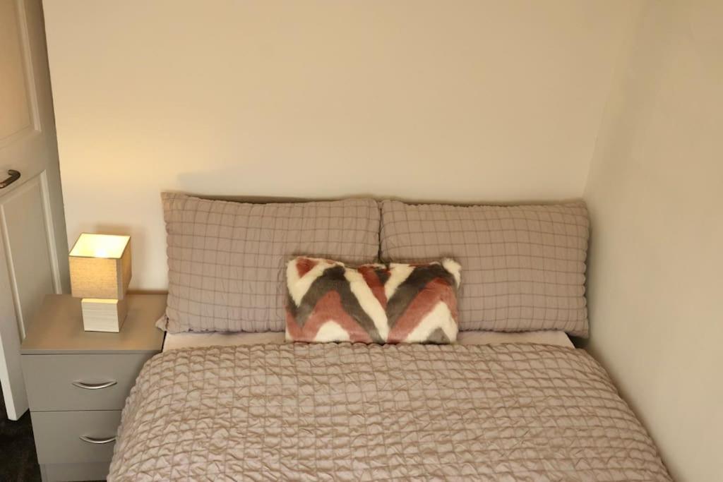 Charming 3 Bedroom Free Wifi & Parking Apartment Leeds (West Yorkshire)