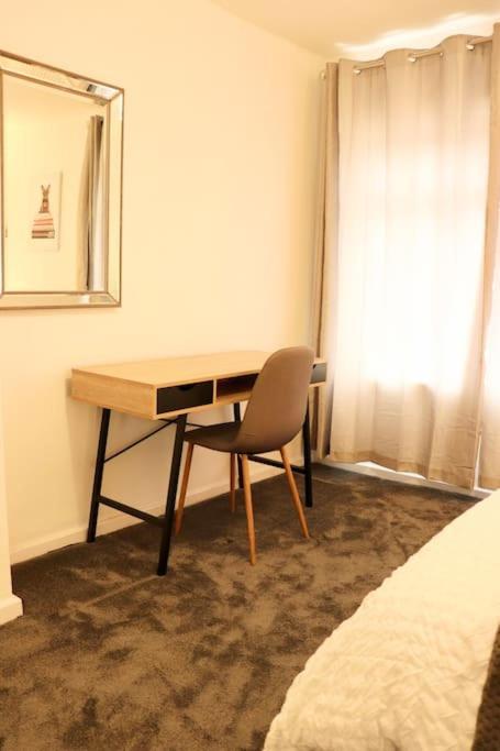 Charming 3 Bedroom Free Wifi & Parking *