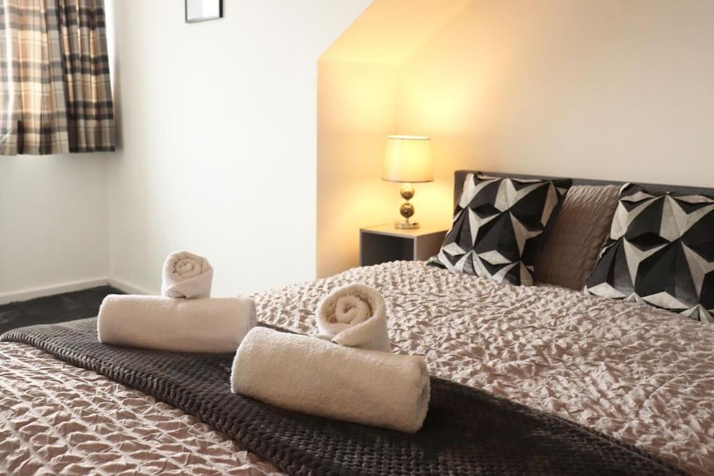 Apartment Charming 3 Bedroom Free Wifi & Parking *