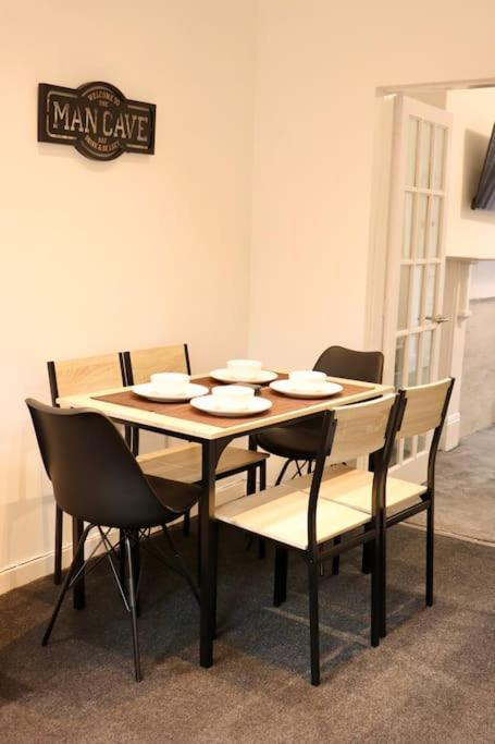 Charming 3 Bedroom Free Wifi & Parking Apartment Leeds (West Yorkshire)