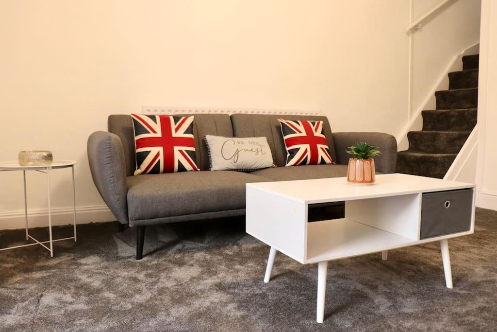 Apartment Charming 3 Bedroom Free Wifi & Parking *