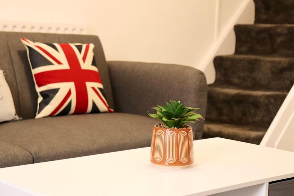 Charming 3 Bedroom Free Wifi & Parking * Leeds (West Yorkshire)