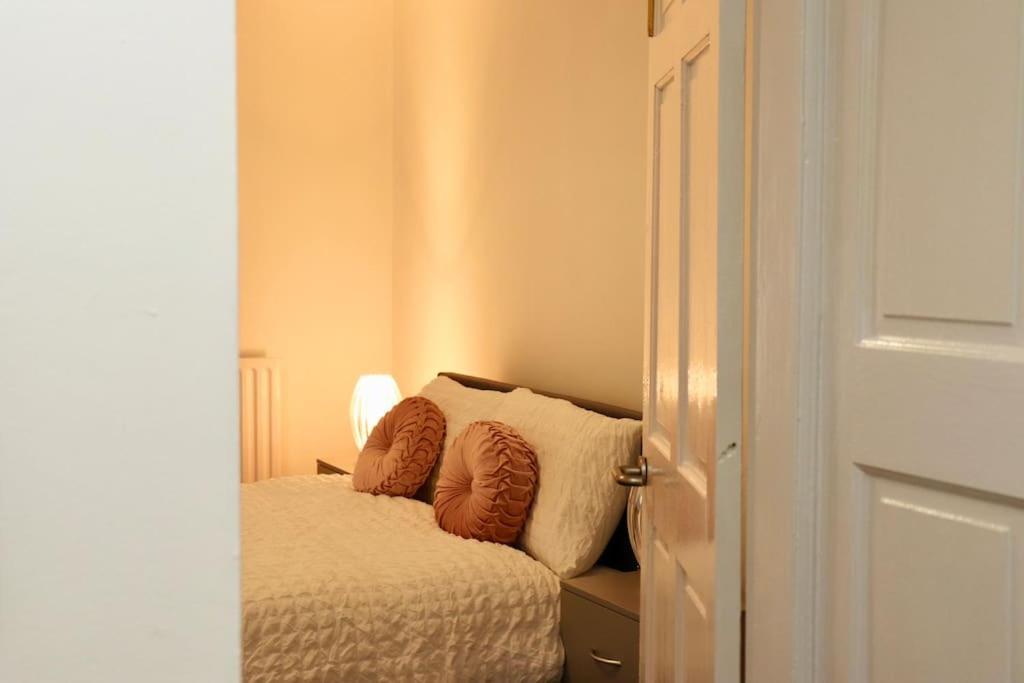 Apartment Charming 3 Bedroom Free Wifi & Parking