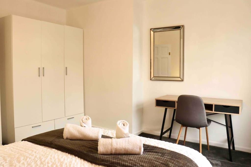 Apartment Charming 3 Bedroom Free Wifi & Parking *